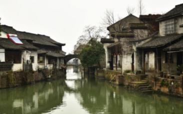 逃离昏暗下的小村